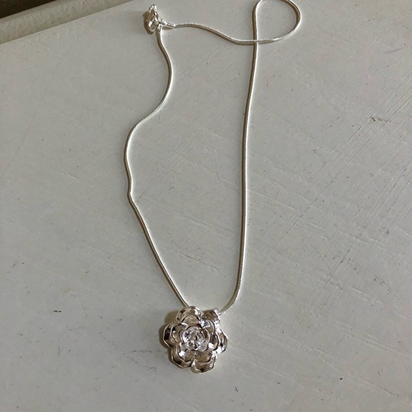 925 Stamped Sterling Silver Dainty Feminine Romantic Rose Pendant Neckla…‎ - Picture 7 of 8